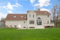 Cozy Ithaca Retreat - Fenced Yard - 7 min drive to Cornell - Ev Charger