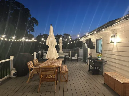 Charming 4-bedroom house with salt water pool, AC and WiFi in Hampton Bays