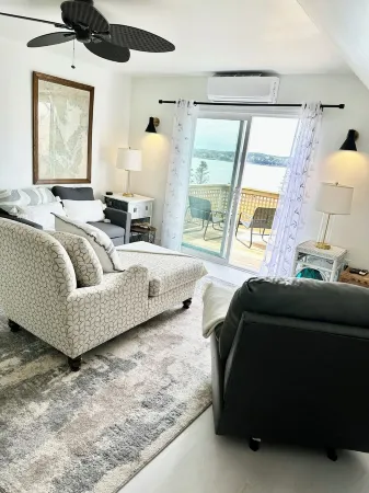 Sunset by the Bay retreat close to downtown