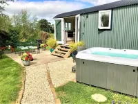 STUNNING SHEPHERDS HUT WITH HOT TUB IN BEAUTIFUL RURAL CHESHIRE, NEAR NANTWICH