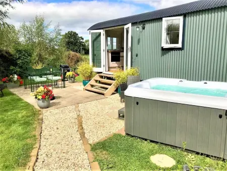 STUNNING SHEPHERDS HUT WITH HOT TUB IN BEAUTIFUL RURAL CHESHIRE, NEAR NANTWICH Отели рядом с достопримечательностью «Nantwich Museum»