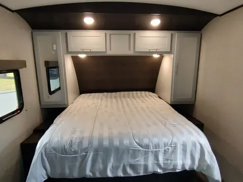Cozy RV in Quaint Klamath with AC, WiFi, DISH network, fully hooked up.