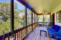 Waterfront Access and Screened Porch - Charming Nature Retreat 禿頭島住宿飯店