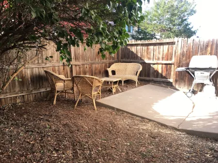 1,800sf 3 Stories with 8 beds townhome