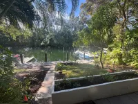 Waterfront Condo with Fishing, Paddleboard, and yard access. FIU Biscayne Bay Campus附近的飯店