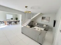 3-bedroom townhouse in tranquil Walvis Bay with, WiFi and modern finishes. Hotels in Langstrand