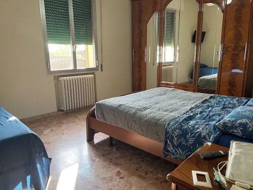 House with 5 beds with a small studio apartment attached with another 2 beds