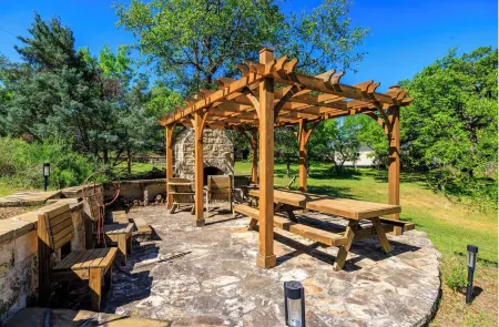 Cottage Creek Retreat l Hot Tub, Pet Friendly Yard, & 1.2 Acres Near Main St