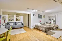 Elegant six-bedroom villa of 350 m2 with garden.