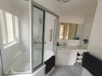 Renovated 2B Unit Walking to Hospital Hotels in Phillip