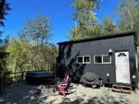 Highland Hideaway at the RMR Farmstead with Hot Tub Hotels near Jesus Name Pentecostal Church