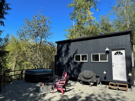 Highland Hideaway at the RMR Farmstead with Hot Tub Отели в г. Терстон