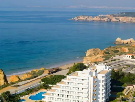 ホテル ルアール プライア・ドス・トレッス・カステロス周辺のホテル