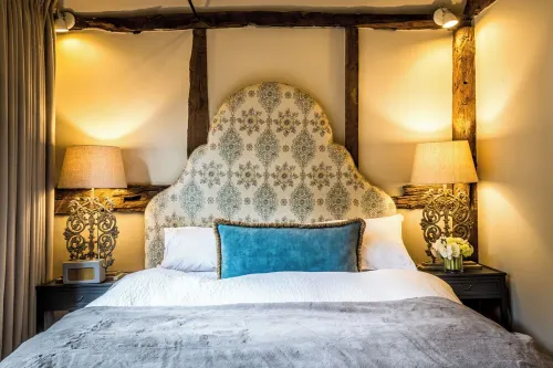 Luxuriously presented converted barn set in romantic private setting. Hotels in Mole Valley