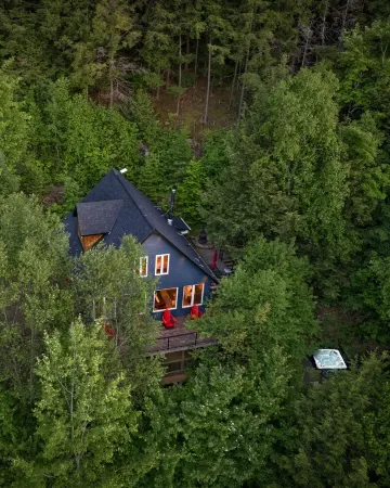 Secluded Lakeside Retreat with Scenic Views (Hot Tub & Sauna)