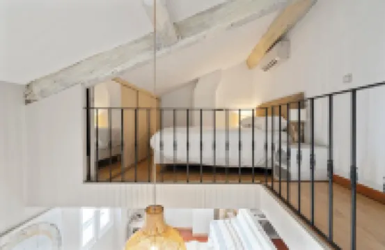 Beautifully renovated mezzanine apartment in the heart of the village of Saint-Tropez