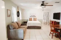 Charming studio with AC , WiFi, and 325 ft fishing pier with fishing lights.
