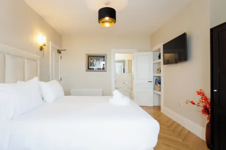 111 By Mayfair - Luxurious, Sea Views, 12 Bedroom Home - Centre of Portrush. Отели в г. Портраш