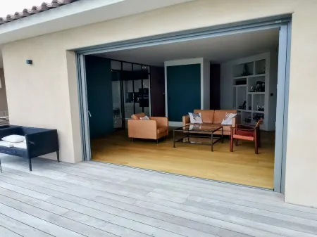 Spacious villa, 4 bedrooms, air-conditioned, infinity pool, sea and hill views!