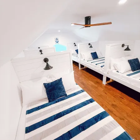 Luxury Barndo Retreat - Sleeps 18, Hot Tub, Lake & Sports Barn