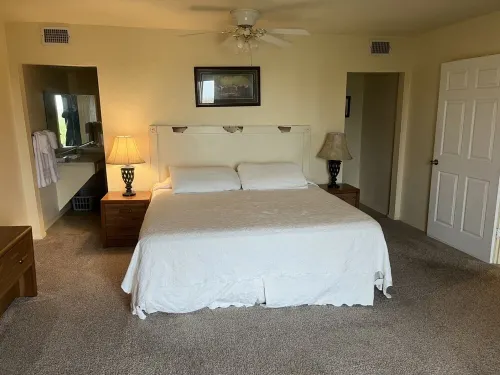 THE LODGE.  Hotel suite, fitness room, Pool. In Runaway Bay on Lake Bridgeport 런어웨이 베이 호텔