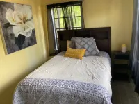 Cozy Coastal Bungalow Close to Marina 카라벨 호텔