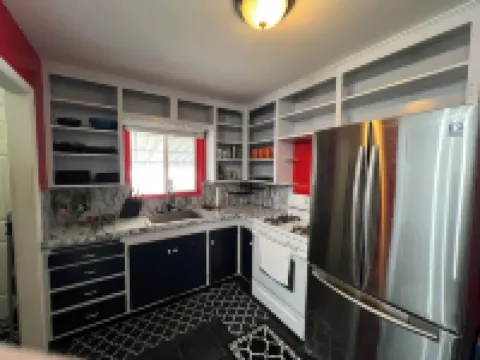 Charming 2-bedroom house with WiFi, a hot tub and 30 min away from adventure.