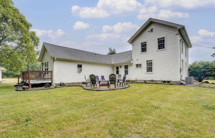 Wolcottville Farmhouse: 18 Mi to Shipshewana