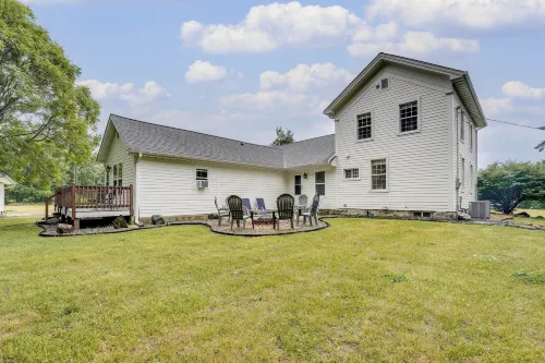 Wolcottville Farmhouse: 18 Mi to Shipshewana - Homestays