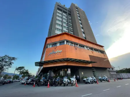 Pinetree Hotel Отели рядом с достопримечательностью «AEON BiG Batu Pahat»