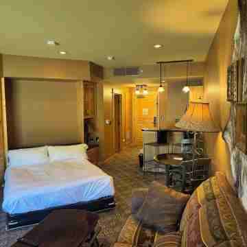 True ski in ski out cozy Mountainside  studio.Pool and hot tub! Rooms