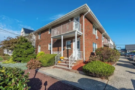 Cozy 1 bedroom apartment, just 2 houses from beach