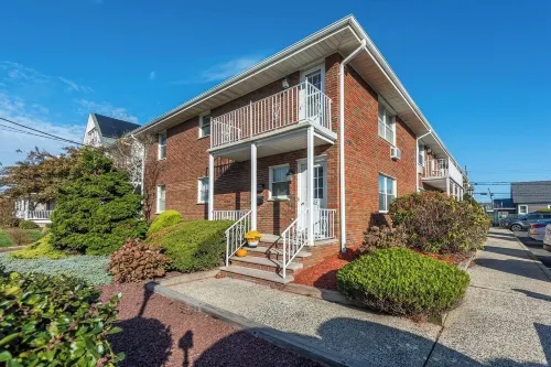 Cozy 1 bedroom apartment, just 2 houses from beach