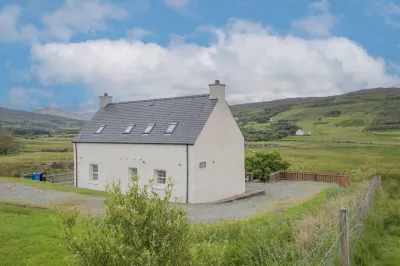 Charming cottage in lovely Glendale, Isle of Skye. 2 bed, 2 ensuite Hôtels à proximité de : Coral Beach