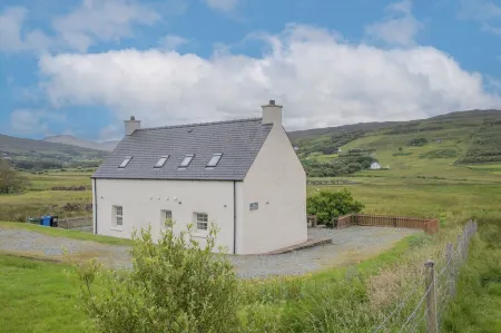 Charming cottage in lovely Glendale, Isle of Skye. 2 bed, 2 ensuite Отели рядом с достопримечательностью «Корал Бич»
