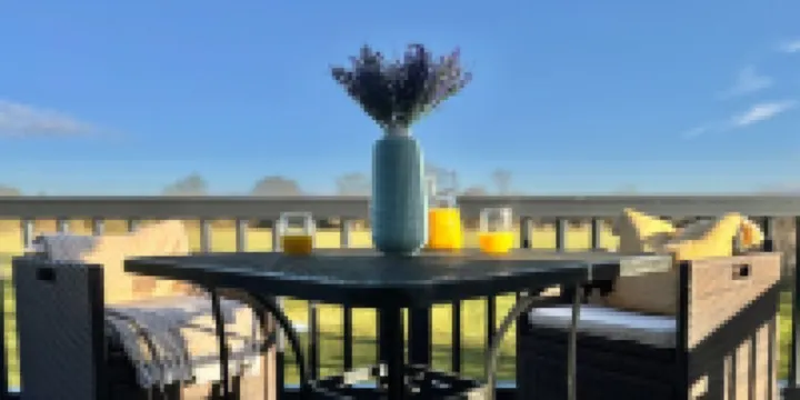 Lodge with stunning countryside views - meters from the banks of the River Avon.