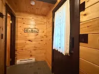 Charming 3-bedroom cabin in Madison, NH with private access to lake. Hotels in Madison