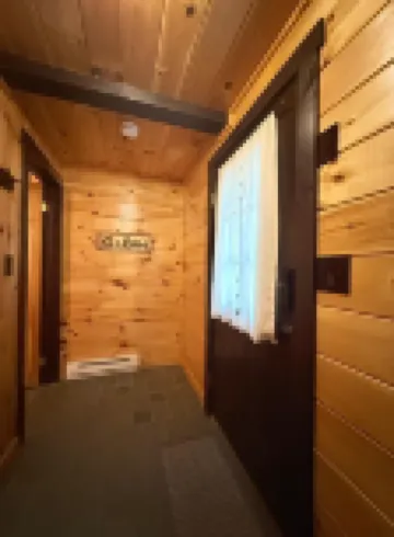 Charming 3-bedroom cabin in Madison, NH with private access to lake.