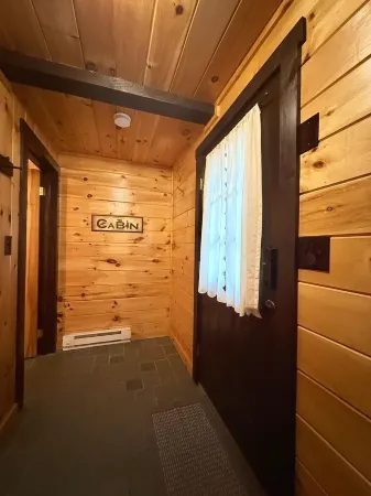 Charming 3-bedroom cabin in Madison, NH with private access to lake.