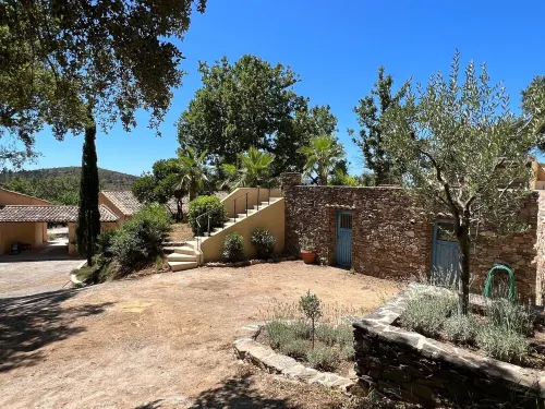 Vacation apartment with large pool in the hills of the bay of St. Tropez Hotels in La Garde-Freinet