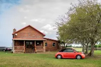Peaceful Farm Cabin Getaway, 2BR w/ WiFi, AC & Sunrise Views