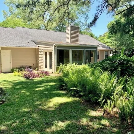 Charming 3-bedroom house in South Mount Pleasant minutes away from the beach!