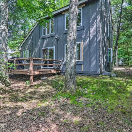 Unwind Fireside & Walk to Slopes! Poconos Getaway