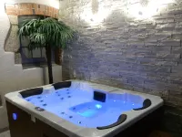 Gite for 6 to 8 people, all renovated with Jacuzzi, 20 minutes from puy du fou Hotels in Mauleon