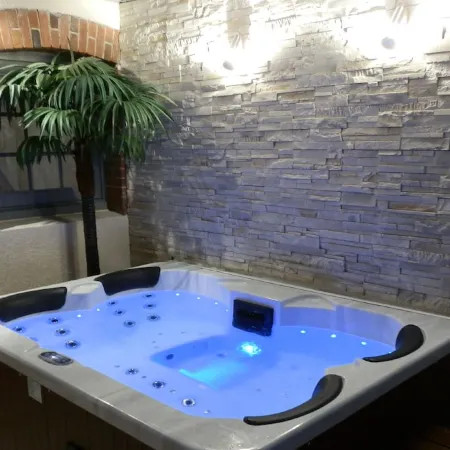 Gite for 6 to 8 people, all renovated with Jacuzzi, 20 minutes from puy du fou Отели в г. Молеон
