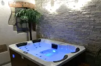 Gite for 6 to 8 people, all renovated with Jacuzzi, 20 minutes from puy du fou Hotels in Mauleon