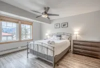 Spacious Condo, Great Location & Mountain Views