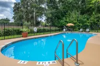 Comfort Inn & Suites DeLand - Near University - Pysäköinti
