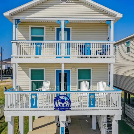 Walk to Shore & Eats: Surfside Beach House