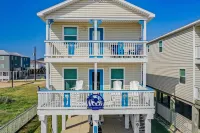 Walk to Shore & Eats: Surfside Beach House - WiFi